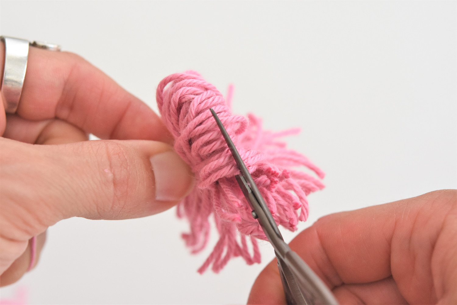 Tutorial How to make a yarn pompom using your fingers? lilleliis