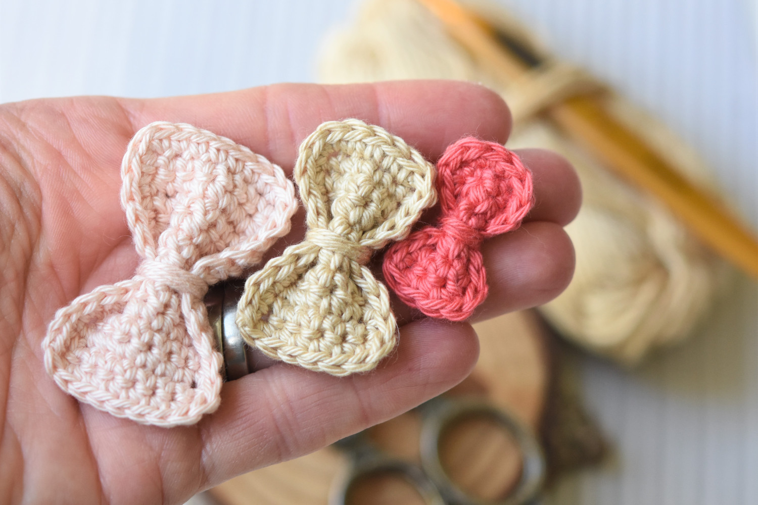 Crochet bow - 3 sizes | Free crochet pattern | lilleliis