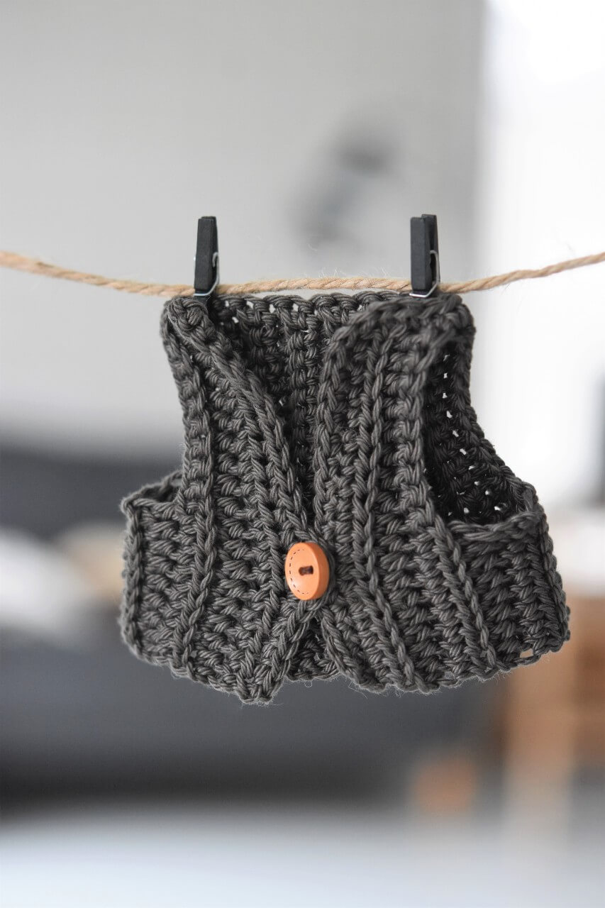 https://www.lilleliis.com/wp-content/uploads/2020/12/crochet-doll-vest-pattern-4.jpg