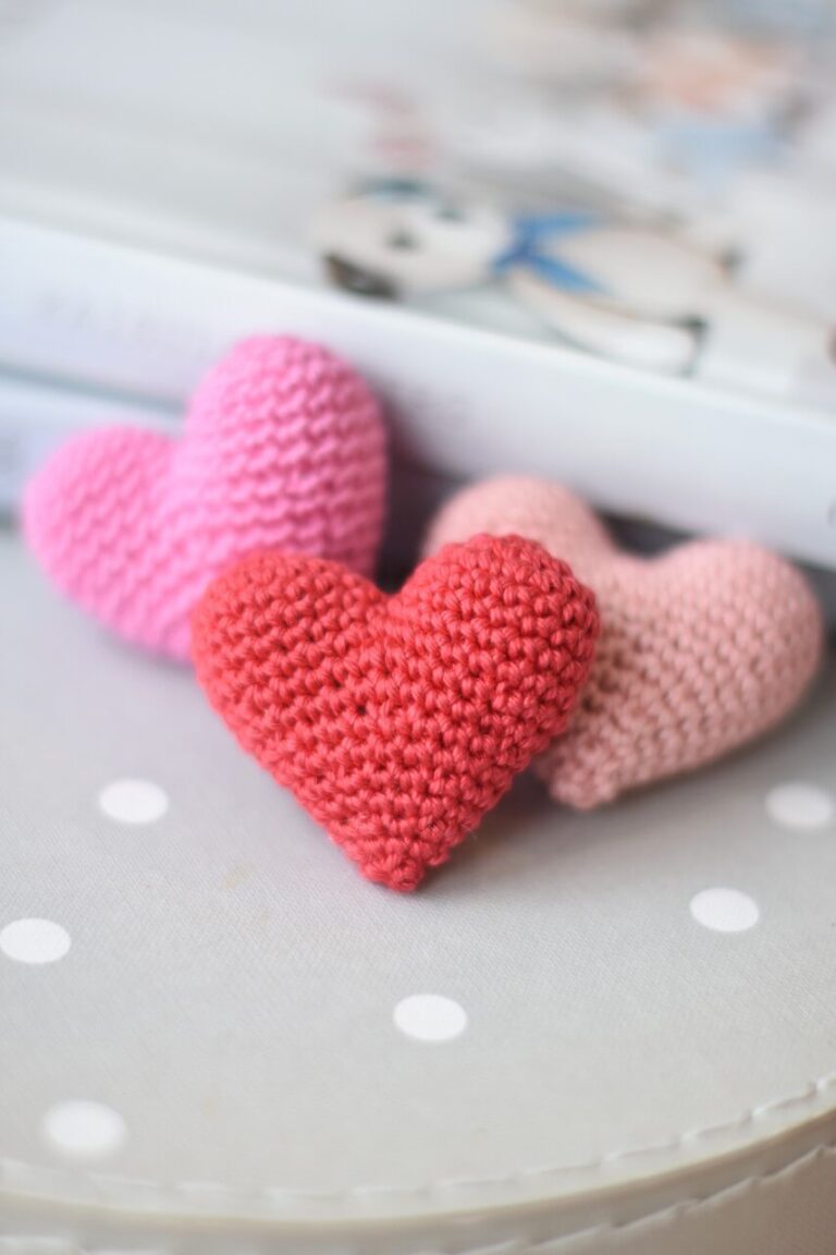 Crochet heart pattern | No-sew little amigurumi heart | lilleliis