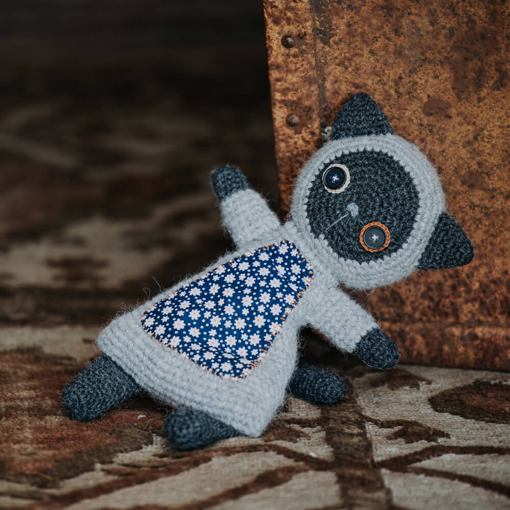 crochet triangular Siamese cat