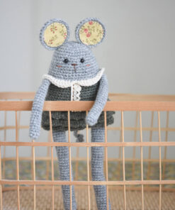 Woolen mouse in a dress