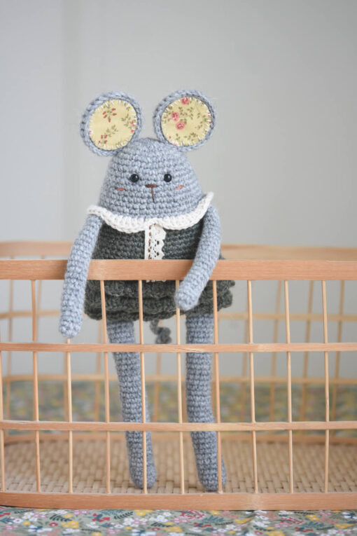 Woolen mouse in a dress